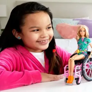 image #2 of ברבי בלונדינית עם כסא גלגלים - סדרת פאשניסטה מבית Mattel
